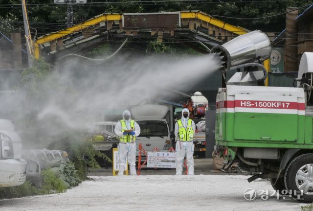 17일 오전 파주시 파평면 한 양돈농가에서 방역 관계자들이 통제 및 소독 작업을 하고 있다. 2천5백여 마리의 돼지를 키우던 이 농장에서는 지난 16일 아프리카 돼지열병(ASF)가 발병이 확인됐다. 방역당국은 곧바로 48시간 동안 파주 및 인접 4개 시·군(연천·양주·김포·고양)의 축산 관계시설 종사자 및 차량에 대해 일시 이동중지 명령을 발령하고 집중 소독을 실시하고 있다. 윤원규기자