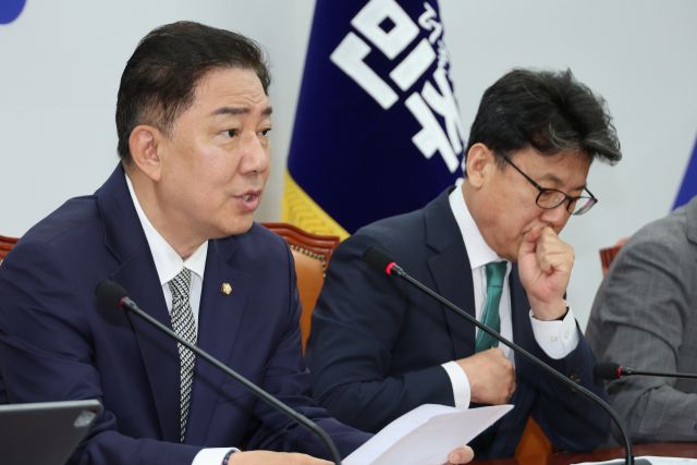 17일 더불어민주당 김병기 당대표 직무대행 겸 원내대표가 17일 국회에서 열린 당 정책조정회의에서 발언하고 있다. 연합뉴스