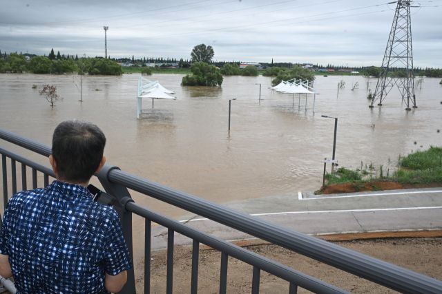 17일 오전 집중호우로 오산시 군문교 인근 안성천 수위가 상승하면서 산책로가 물에 잠겨 있다.조주현기자