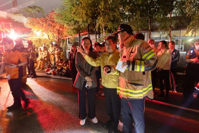 김동연 경기도지사가 17일 밤 광명시 소하동 공동주택 화재 현장을 방문해 피해주민 지원 등을 당부하며 진화·구조 상황을 파악하고 있다. 경기도 제공