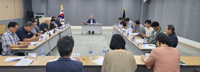 17일 오전 여주문화원 회의실에서 열린 제3차 이사회에서 참석자들이 회의를 진행하고 있다. 유진동기자