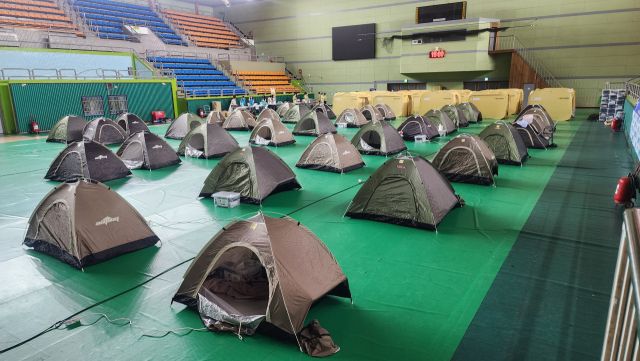 광명시민체육관에 마련된 이재민 임시 대피소. 한준호기자