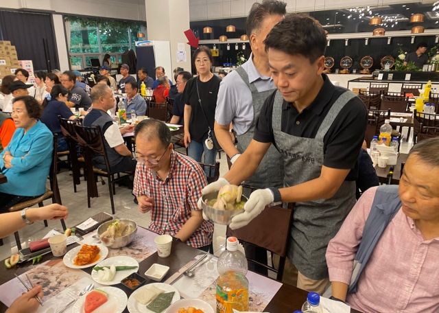 황두성 회장(오른쪽) 등 화홍리더스 회원들이 경기도장애인마을 회원들을 대상으로 삼계탕 봉사활동을 하고 있다.화홍리더스 제공