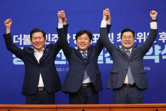 지난 15일 더불어민주당 정청래(왼쪽)·박찬대(오른쪽) 당대표 후보와 황명선 최고위원 후보(가운데)가 서울 여의도 국회에서 열린 공명선거 실천 서약식에서 기념촬영 하고 있다. 연합뉴스