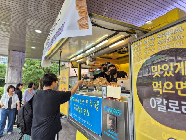 수원 영덕교가 ‘한 학기를 디지털로 담다’를 진행하며 학생들에게 츄러스 간식을 제공했다. 영덕고 제공