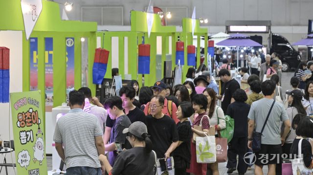 18일 오후 고양특례시 킨텍스에서 열린 '제10회 대한민국 국제 관광박람회'에서 행사를 찾 참관객들이 각 부스를 각 홍보 부스를 둘러보고 있다. 오는 21일까지 열리는 이번 행사는 도내 11개 시·군 등 약 210개 기관 및 단체가 참가해 450여개 부스를 운영해 다양한 볼거리를 제공한다. 홍기웅기자