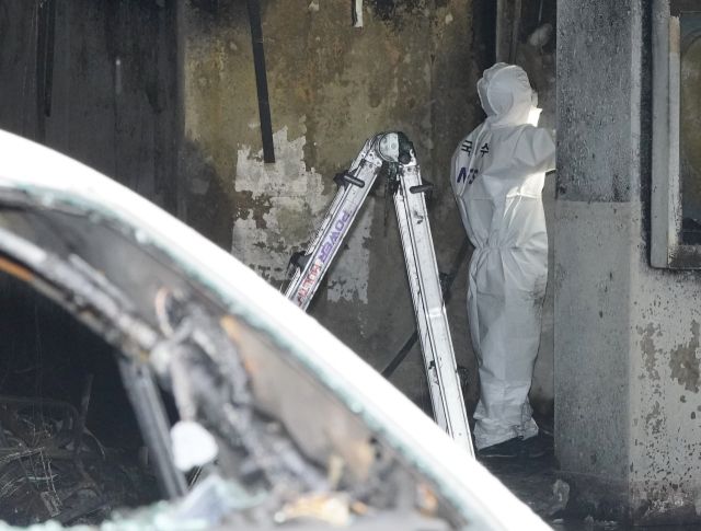 경찰, 소방, 국립과학수사연구원 등 관계자들이 18일 광명시 소하동 아파트 화재현장에서 합동감식을 하고 있다. 지난 17일 오후 9시5분께 이 아파트 주차장 필로티 천장에서 화재가 발생해 3명이 숨지고 9명이 전신화상 등 중상을 입고, 55명이 연기를 흡입하는 인명피해가 발생했다. 김도현 인턴기자