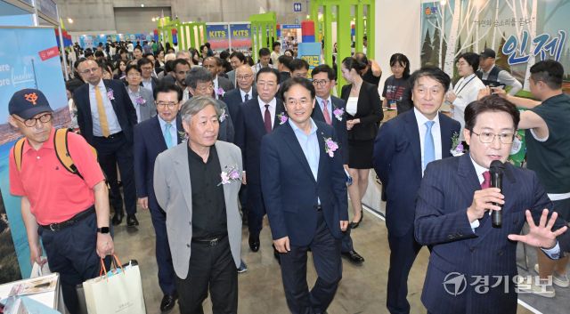 18일 오후 고양특례시 킨텍스에서 열린 '제10회 대한민국 국제 관광박람회' 개막식에서 이동환 고양특례시장, 정창수 대한민국 국제 관광박람회 조직위원장, 김중석 대한민국지방신문협의회장 등이 시·군 홍보 부스를 둘러보고 있다. 오는 21일까지 열리는 이번 행사는 도내 11개 시·군 등 약 210개 기관 및 단체가 참가해 450여개 부스를 운영해 다양한 볼거리를 제공한다. 홍기웅기자