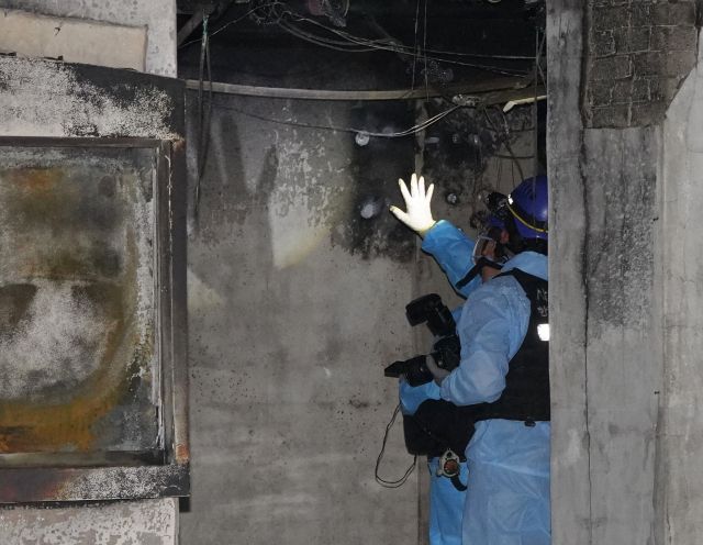 경찰, 소방, 국립과학수사연구원 등 관계자들이 18일 광명시 소하동 아파트 화재현장에서 합동감식을 하고 있다. 지난 17일 오후 9시5분께 이 아파트 주차장 필로티 천장에서 화재가 발생해 3명이 숨지고 9명이 전신화상 등 중상을 입고, 55명이 연기를 흡입하는 인명피해가 발생했다. 김도현 인턴기자