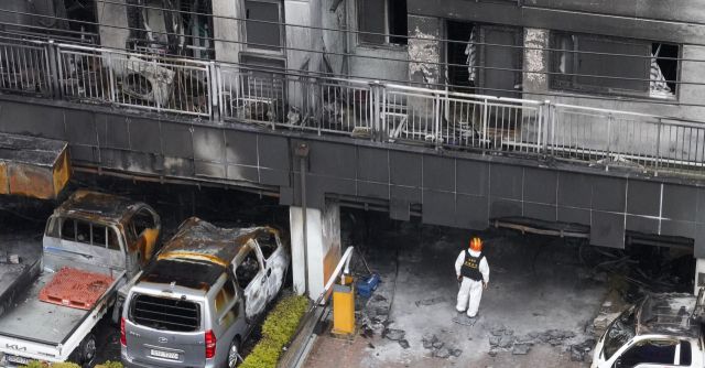 경찰, 소방, 국립과학수사연구원 등 관계자들이 18일 광명시 소하동 아파트 화재현장에서 합동감식을 하고 있다. 지난 17일 오후 9시5분께 이 아파트 주차장 필로티 천장에서 화재가 발생해 3명이 숨지고 9명이 전신화상 등 중상을 입고, 55명이 연기를 흡입하는 인명피해가 발생했다. 김도현 인턴기자