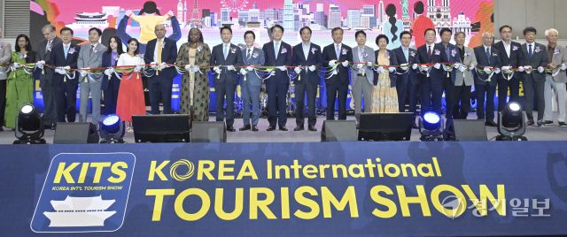 18일 오후 고양특례시 킨텍스에서 열린 '제10회 대한민국 국제 관광박람회' 개막식에서 고영인 경기도 경제부지사, 이동환 고양특례시장, 정창수 대한민국 국제 관광박람회 조직위원장, 김중석 대한민국지방신문협의회장 등이 개막을 알리는 테이프 커팅식을 진행하고 있다. 오는 21일까지 열리는 이번 행사는 도내 11개 시·군 등 약 210개 기관 및 단체가 참가해 450여개 부스를 운영해 다양한 볼거리를 제공한다. 홍기웅기자