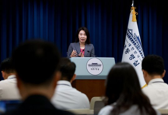 강유정 대통령실 대변인이 질의에 응답하는 모습. 연합뉴스