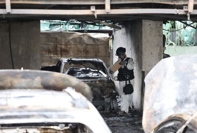 전날 주차장에서 발생한 화재로 다수의 인명피해가 발생한 경기도 광명시 소하동 한 아파트에서 18일 경찰과 소방 등 관계자가 현장을 살펴보고 있다. 연합뉴스