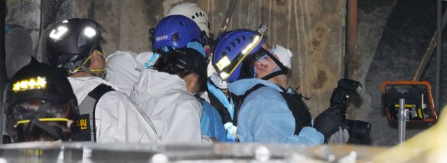 경찰, 소방, 국립과학수사연구원 등 관계자들이 18일 광명시 소하동 아파트 화재현장에서 합동감식을 하고 있다. 지난 17일 오후 9시5분께 이 아파트 주차장 필로티 천장에서 화재가 발생해 3명이 숨지고 9명이 전신화상 등 중상을 입고, 55명이 연기를 흡입하는 인명피해가 발생했다. 김도현 인턴기자