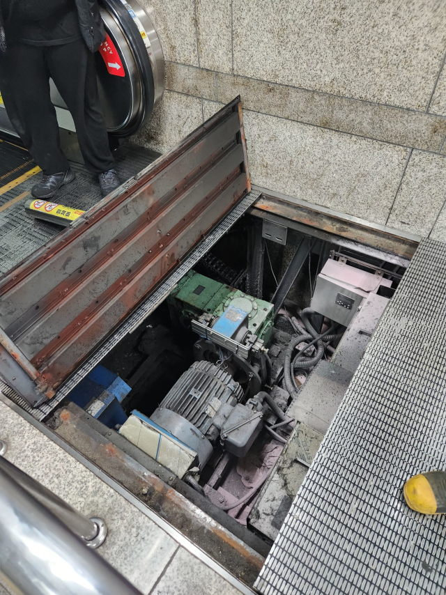 18일 오후 인천 부평구 인천도시철도(지하철) 1호선 부평역 지하 분수대 인근 에스컬레이터에 소화기 분말 가루가 묻어 있다. 인천소방본부 제공