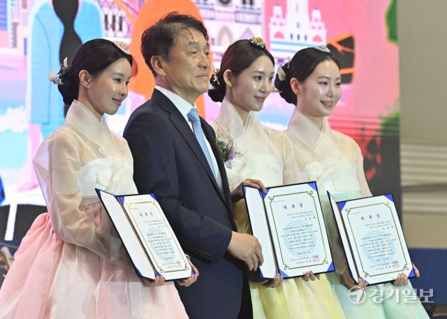 18일 오후 고양특례시 킨텍스에서 열린 '제10회 대한민국 국제 관광박람회'에서 정창수 대한민국 국제 관광박람회 조직위원장이 유튜버 여우곰을 홍보대사 위촉후 기념촬영을 하고 있다. 오는 21일까지 열리는 이번 행사는 도내 11개 시·군 등 약 210개 기관 및 단체가 참가해 450여개 부스를 운영해 다양한 볼거리를 제공한다. 홍기웅기자