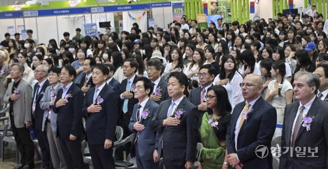 18일 오후 고양특례시 킨텍스에서 열린 '제10회 대한민국 국제 관광박람회' 개막식에서 고영인 경기도 경제부지사, 이동환 고양특례시장, 정창수 대한민국 국제 관광박람회 조직위원장, 김중석 대한민국지방신문협의회장 등이 국민의례를 진행하고 있다. 오는 21일까지 열리는 이번 행사는 도내 11개 시·군 등 약 210개 기관 및 단체가 참가해 450여개 부스를 운영해 다양한 볼거리를 제공한다. 홍기웅기자