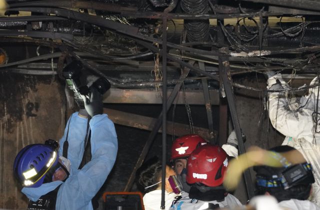 경찰, 소방, 국립과학수사연구원 등 관계자들이 18일 광명시 소하동 아파트 화재현장에서 합동감식을 하고 있다. 지난 17일 오후 9시5분께 이 아파트 주차장 필로티 천장에서 화재가 발생해 3명이 숨지고 9명이 전신화상 등 중상을 입고, 55명이 연기를 흡입하는 인명피해가 발생했다. 김도현 인턴기자