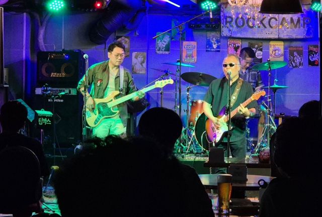 19일 인천 부평구 라이브클럽 락캠프에서 정유천블루스밴드가 공연하고 있다. 노재영기자