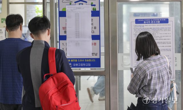 2025년 국가공무원 7급 공개경쟁채용 제1차시험이 열린 19일 오전 필기시험장이 마련된 화성특례시 한 고등학교로 응시생들이 입실하고 있다. 인사혁신처에 따르면 19일 전국 17개 시·도 52개 시험장에서 치러진 ‘2025년도 국가공무원 7급 공채 제1차시험’ 응시율은 하락했다. 이날 응시대상자 2만 6,376명 중 1만 5,793명이 응시해 평균 59.9%로 집계됐다. 최근 국가직 7급 공채 응시율은 2023년 62.3%, 2024년 61.5%로 3년 연속 감소했다. 윤원규기자