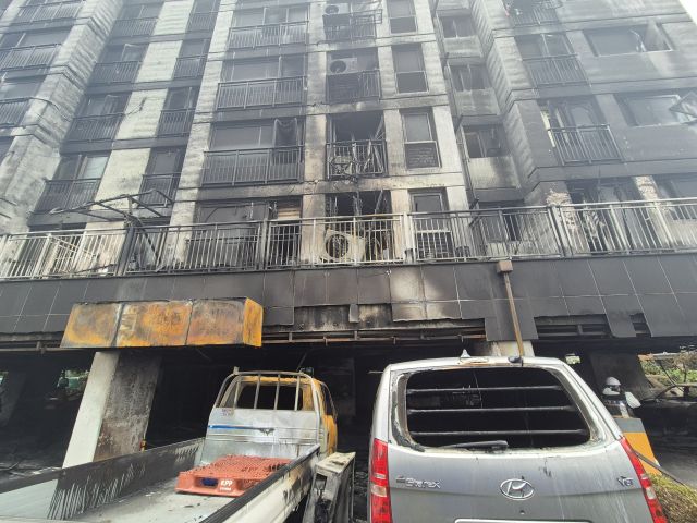 지난 17일 오후 9시5분께 화재가 발생한 광명시 소하동 아파트 모습. 경기일보DB