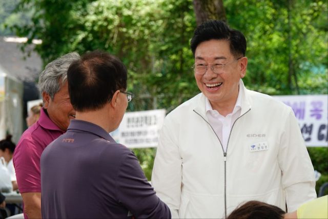 민선8기 3주년을 맞은 전진선 군수가 주민을 만나 안부를 전하며 악수하고 있다. 양평군 제공