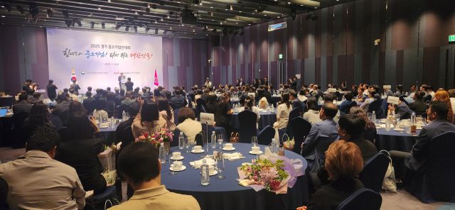 2일 오전 라마다프라자수원호텔 3층에서 열린 ‘2025 경기 중소기업인대회’에서 설필수 중소기업중앙회 경기중소기업회장이 대회사를 전하자 참석자들이 경청하고 있다. 이연우기자