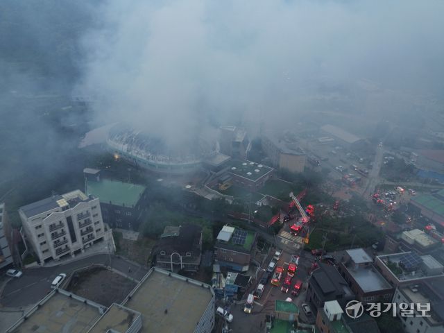 2일 오후 6시 12분께 경기 구리시 교문동 세음교회에서 불이 났다. 당시 교회에 있던 신도 100여 명은 모두 대피해 인명피해는 없는 것으로 전해졌다. 소방 당국은 오후 7시 17분 대응 1단계를 발령하고 장비 28대와 인력 70명을 투입했으며 현재까지 검은 연기가 이어지는 가운데 구조작업과 안전관리를 진행 중이다.조주현기자
