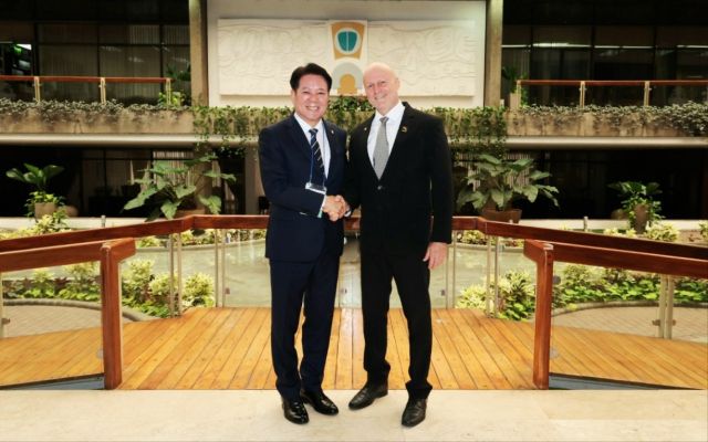 최대호 안양시장(왼쪽)과 스테판 브루너 코스타리카 제1부통령이 코스타리카 산호세의 대통령궁에서 면담을 나눈 뒤 기념촬영을 하고 있다. 안양시 제공