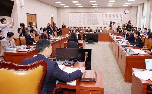 2일 국회 법제사법위원회 법안심사제1소위원회에서 더불어민주당 소속 김용민 소위원장이 상법 일부개정법률안 등 안건을 상정하며 의사봉을 두드리고 있다. 연합뉴스