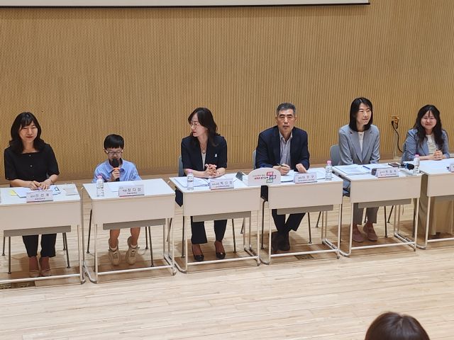 경기도교육청과 군포의왕교육지원청이 군포 그림책꿈마루에서 ‘교육섹터 연계 인성교육 활성화 방안’을 발표하고 있다. 박화선기자