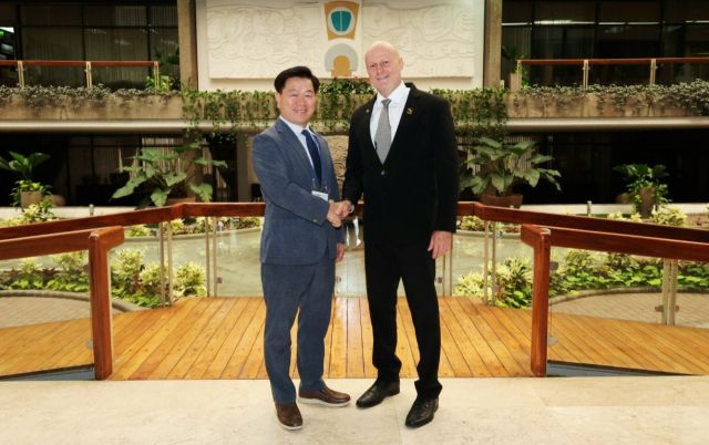 박승원 광명시장이 지난 6월30일(현지 시각) 스테판 브루너(Stephan Brunner) 코스타리카 제1부통령과 면담을 갖고 기념사진을 촬영하고 있다. 광명시 제공