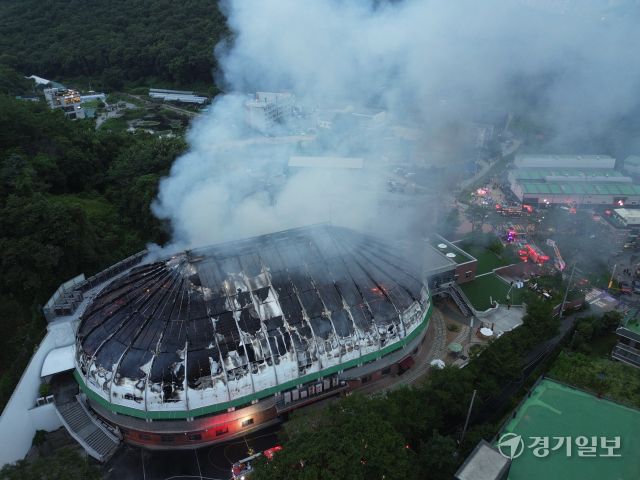 2일 오후 6시 12분께 경기 구리시 교문동 세음교회에서 불이 났다. 당시 교회에 있던 신도 100여 명은 모두 대피해 인명피해는 없는 것으로 전해졌다. 소방 당국은 오후 7시 17분 대응 1단계를 발령하고 장비 28대와 인력 70명을 투입했으며 현재까지 검은 연기가 이어지는 가운데 구조작업과 안전관리를 진행 중이다.조주현기자