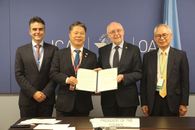 더불어민주당 서영석 의원이 캐나다 몬트리올 ICAO(국제민간공항기구)를 방문해 살바토레 샤키타노(Salvatore Sciacchitano) ICAO 의장을 만나고 공항 주변 지역의 고도제한 완화를 건의했다. 서영석 의원실 제공