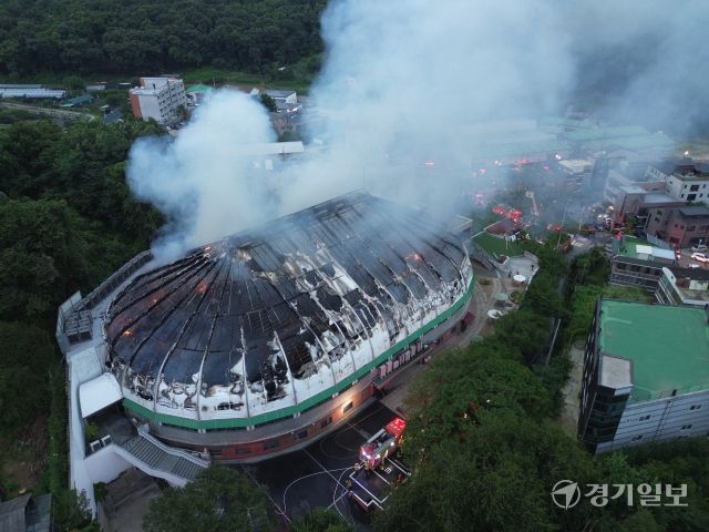 2일 오후 6시 12분께 경기 구리시 교문동 세음교회에서 불이 났다. 당시 교회에 있던 신도 100여 명은 모두 대피해 인명피해는 없는 것으로 전해졌다. 소방 당국은 오후 7시 17분 대응 1단계를 발령하고 장비 28대와 인력 70명을 투입했으며 현재까지 검은 연기가 이어지는 가운데 구조작업과 안전관리를 진행 중이다.조주현기자