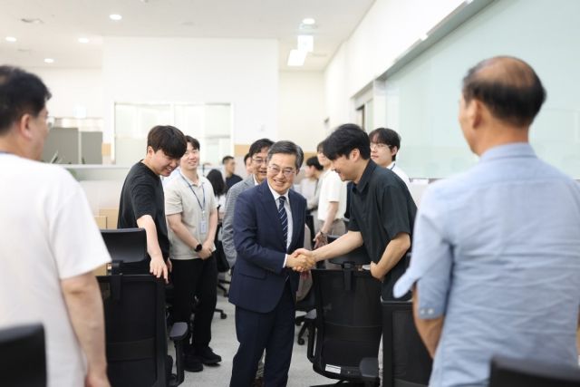 김동연 경기도지사가 2일 경기도청 기자실을 방문해 기자들과 인사를 나누고 있다. 경기도 제공