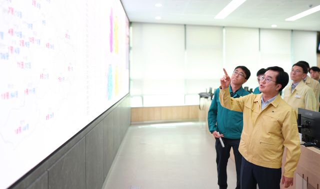 지난해 8월 재난상황실을 찾아 폭염상황을 살펴보는 김동연 경기도지사. 경기도 제공