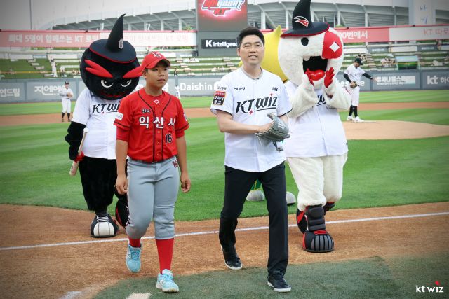 지난 1일 KT 위즈의 ‘2025 익산 DAY’ 행사서 시구·시타를 한 김동문 익산시 홍보 대사(오른쪽)와 익산 리틀 야구단 안종진. KT 위즈 제공