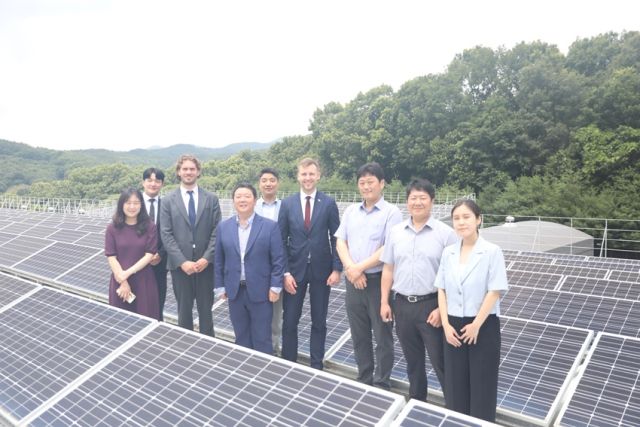 리투아니아 정부 고위관계자들이 신성이엔지 용인 스마트팩토리에 방문하여 기념촬영을 하는 모습. 신성이엔지 제공