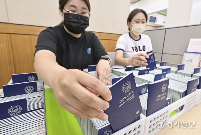 휴가철 맞아 분주한 여권민원실 [포토뉴스]