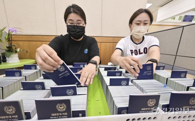 휴가철 맞아 분주한 여권민원실 [포토뉴스]