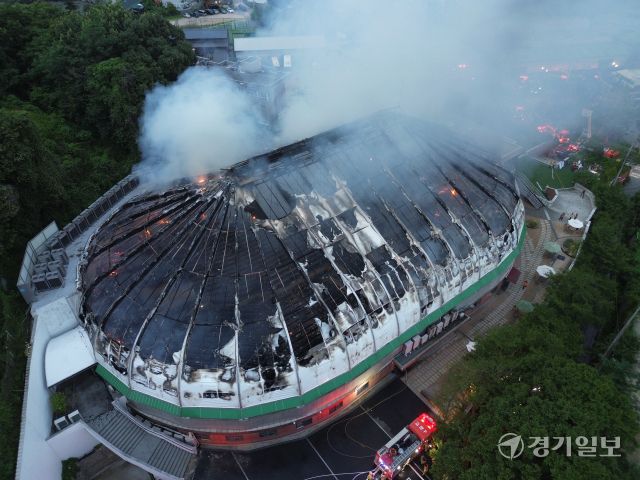 2일 오후 6시 12분께 경기 구리시 교문동 세음교회에서 불이 났다. 당시 교회에 있던 신도 100여 명은 모두 대피해 인명피해는 없는 것으로 전해졌다. 소방 당국은 오후 7시 17분 대응 1단계를 발령하고 장비 28대와 인력 70명을 투입했으며 현재까지 검은 연기가 이어지는 가운데 구조작업과 안전관리를 진행 중이다.조주현기자