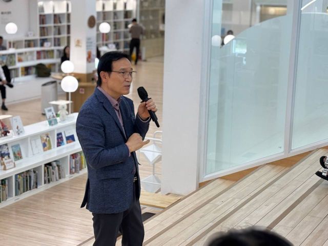 임태희 경기도교육감이 군포 그림책꿈마루에서 인사말을 하고 있다. 경기도교육청 제공