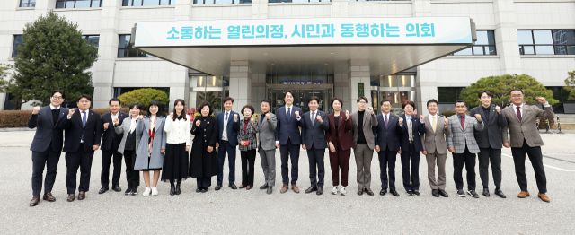 안양시의회(의장 박준모)는 개원 1주년을 맞아 ‘소통하는 열린 의정, 시민과 동행하는 의회’라는 의정구호 아래 시민 중심의 다양한 활동을 펼치고 있다. 안양시의회 제공