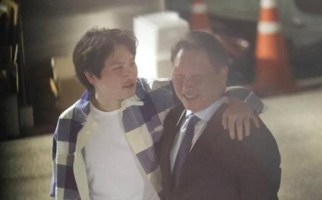 최태원 회장과 어깨동무를 한 SK장남 인근 씨. DC인사이드