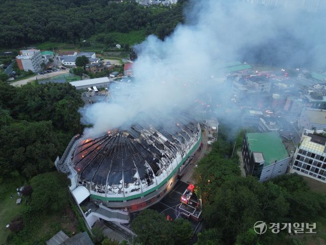 2일 오후 6시 12분께 경기 구리시 교문동 세음교회에서 불이 났다. 당시 교회에 있던 신도 100여 명은 모두 대피해 인명피해는 없는 것으로 전해졌다. 소방 당국은 오후 7시 17분 대응 1단계를 발령하고 장비 28대와 인력 70명을 투입했으며 현재까지 검은 연기가 이어지는 가운데 구조작업과 안전관리를 진행 중이다.조주현기자