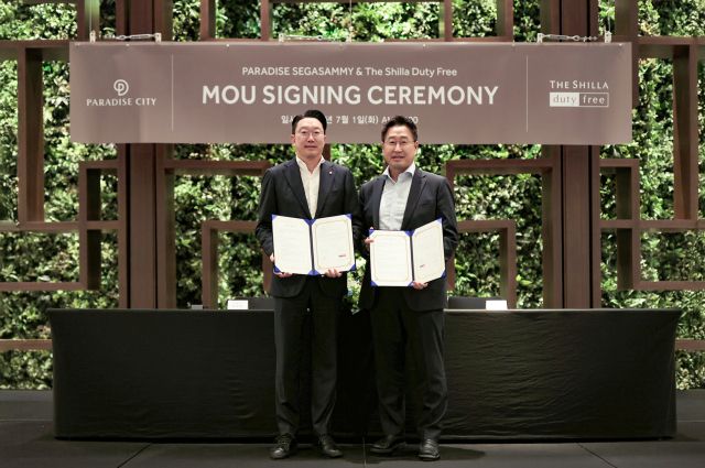 최근 인천 영종도 파라다이스시티에서 열린 ‘파라다이스시티-신라면세점 외국인 관광객 유치 활성화 업무협약식’에서 최종환 ㈜파라다이스 대표이사(왼쪽), 김준환 호텔신라 TR부문 부문장이 기념 촬영을 하고 있다. 파라다이스시티 제공