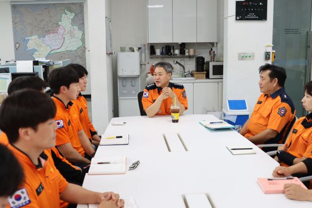 장재구 신임 화성소방서장(가운데)이 2일 남양119안전센터 직원들과 대화를 나누고 있다. 화성소방서 제공