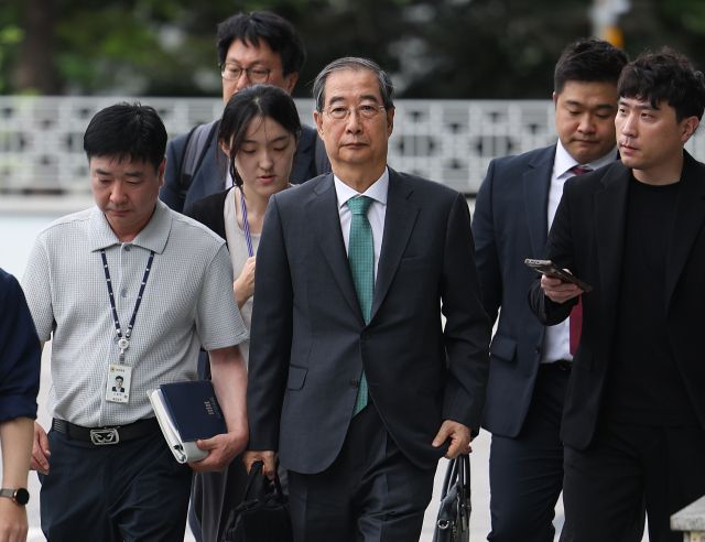한덕수 전 국무총리가 2일 내란특검 조사를 받기 위해 서울고검 청사로 향하고 있다. 연합뉴스