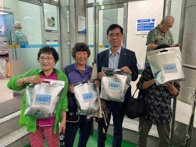 안성제일신협이 70세 이상 어르신들에게 건강한 여름철 나기 삼계닭 나눔행사를 벌였다. 안성 제일신협 본점 제공